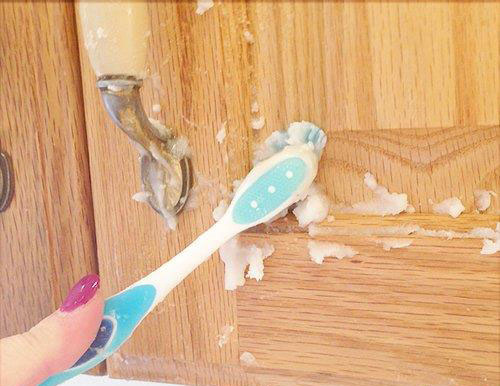 تمیز کردن کابینت با مسواک